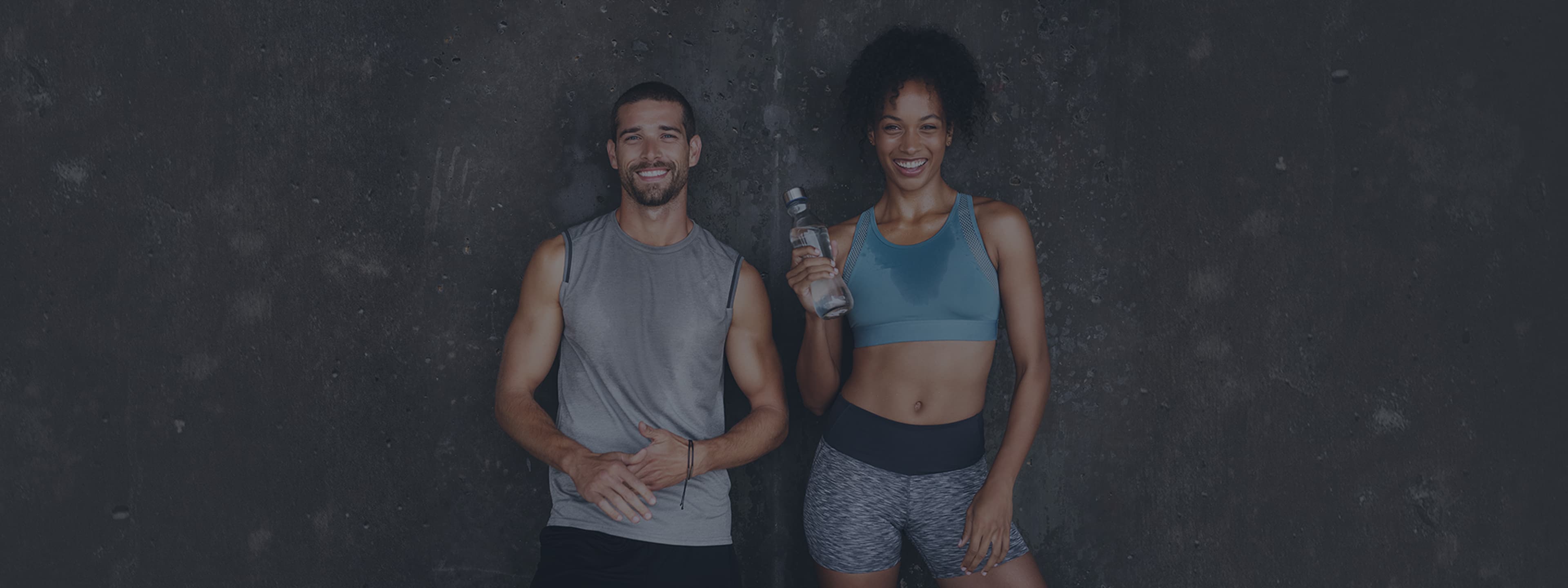 Groupe de personnes pratiquant différentes activités sportives dans une salle moderne et bien équipée
